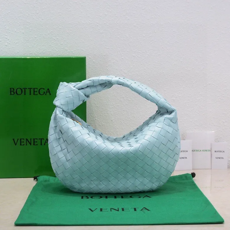 Batch 1460 BV Bottega Veneta 2022 Early Spring New Ladies Medium JODIE Handbag BV Bag 🔥The new method is to round the corners on the original basis and knot the round hobo bag with classic woven leather. The most iconic triangular pull-out design, using sheepskin draped soft shape, is super suitable for concave shapes~ Jodie feels really gentle to people, and is definitely the best item for daily matching. It has the same weave, new elements and twists, and is versatile. It is the new favorite of street style Internet celebrities! Size: 36*21*13 Model: 6697
